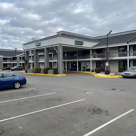 Brookwood Inn Шарлът Екстериор снимка