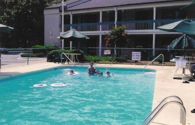 Brookwood Inn Шарлът Екстериор снимка