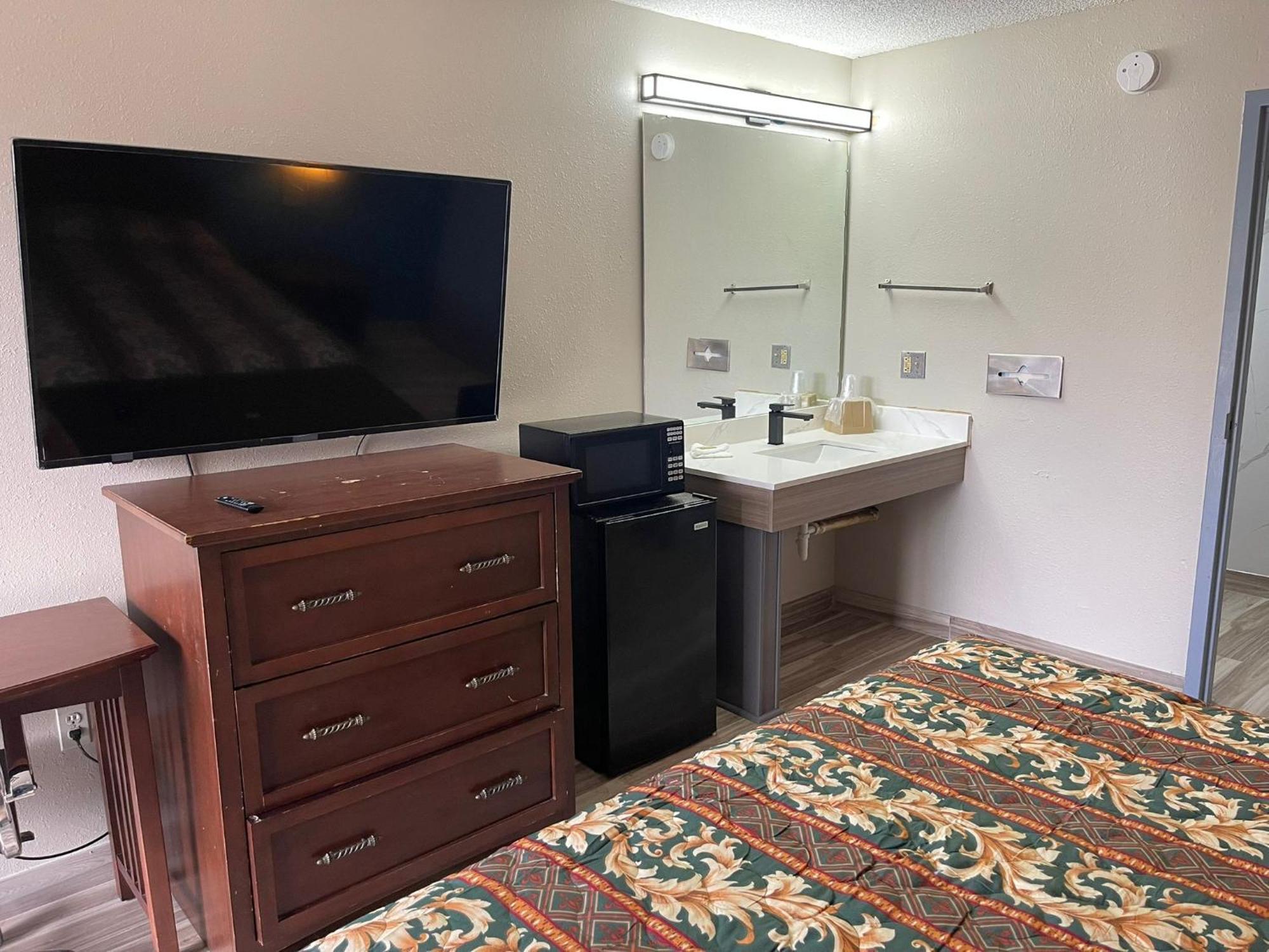 Brookwood Inn Шарлът Екстериор снимка