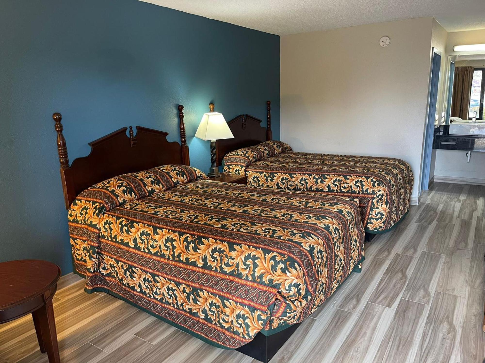 Brookwood Inn Шарлът Екстериор снимка